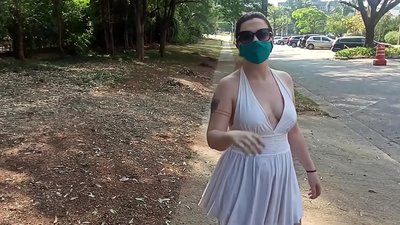 ප්රසිද්ධ නිරුවත: රුසියාවේ ගැහැණු ළමයෙක් රියෝ ද ජැනයිරෝ හි වීදිවල ඇගේ ඇඳුම් ගලවා ගැනීමට උත්සාහ කරයි. ඇය පාහේ අත්අඩංගුවට ගෙන ඇත.